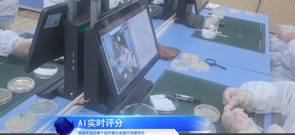 实验台上的智能终端正在对操作过程做 AI 实时评分，屏幕同时显示俯视画面和评分步骤